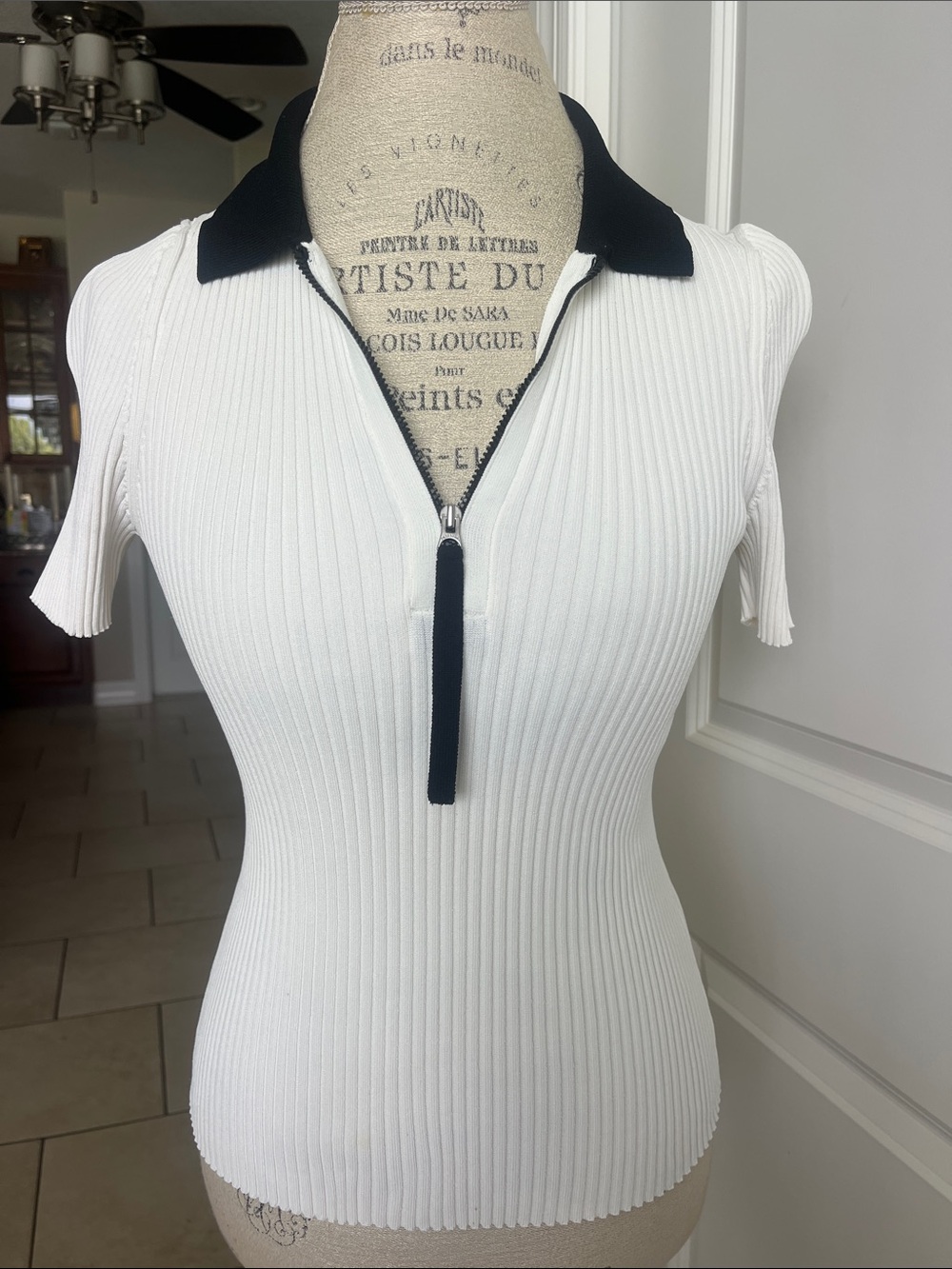 EUC Rag & Bone Caterina ivory rib knit polo short sleeve black collar top. SP